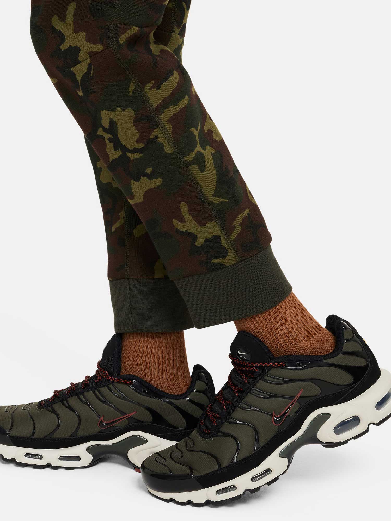 NIKE Спортно долнище B NSW TCH FLC CAMO BOTTOM