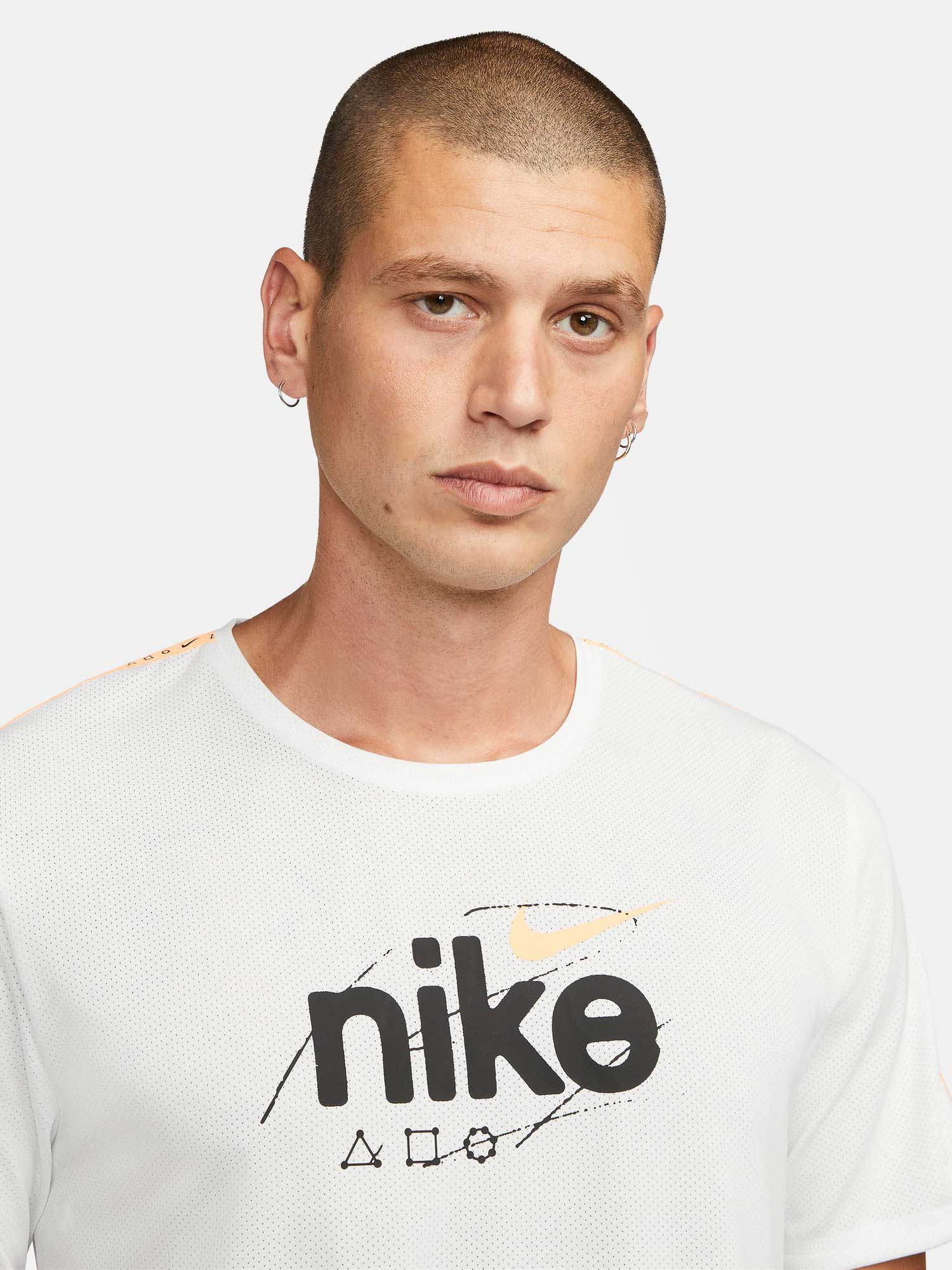 NIKE Тениска M NK DF MILER SS DYE