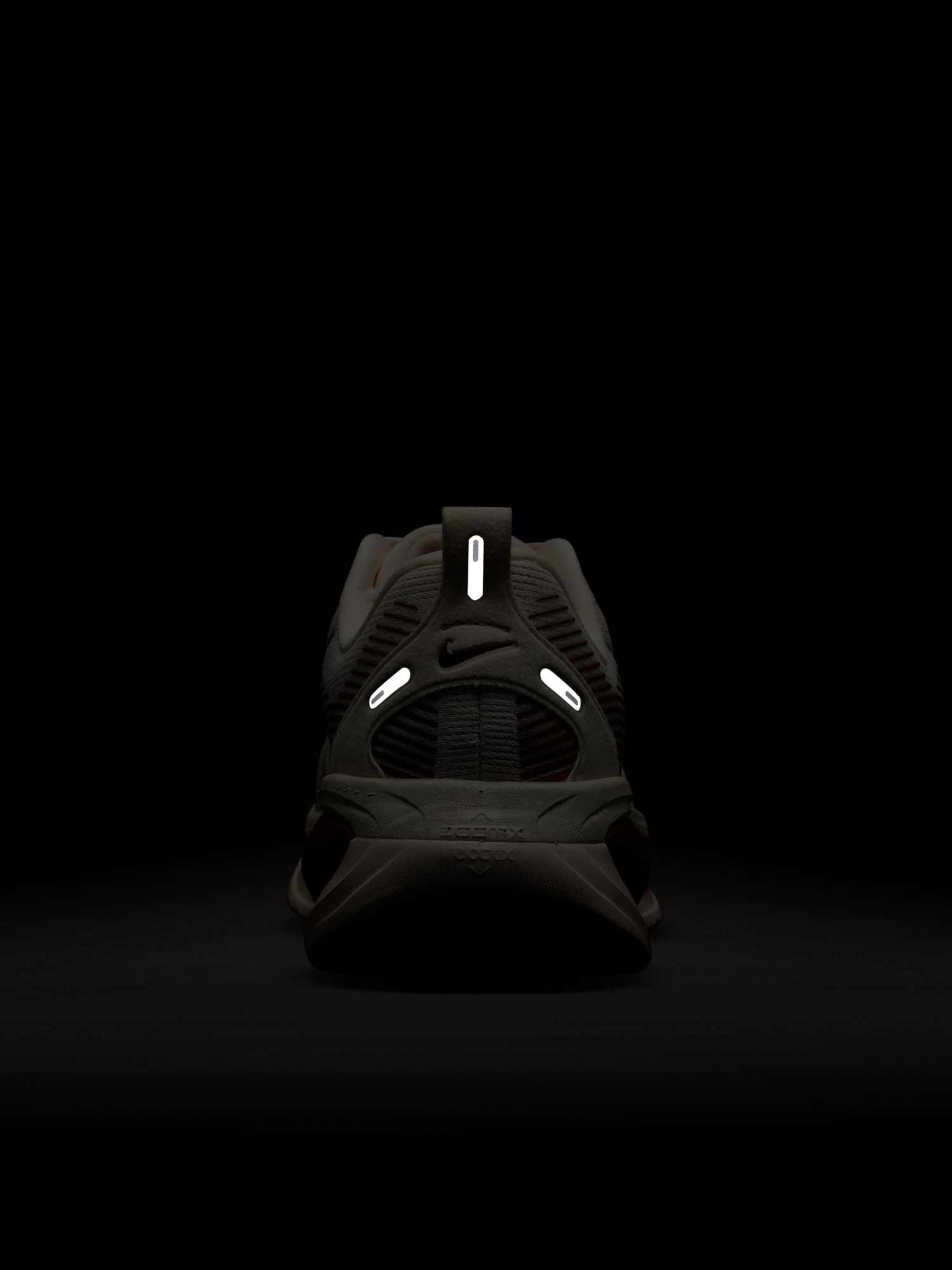 NIKE Обувки W VOMERO 18