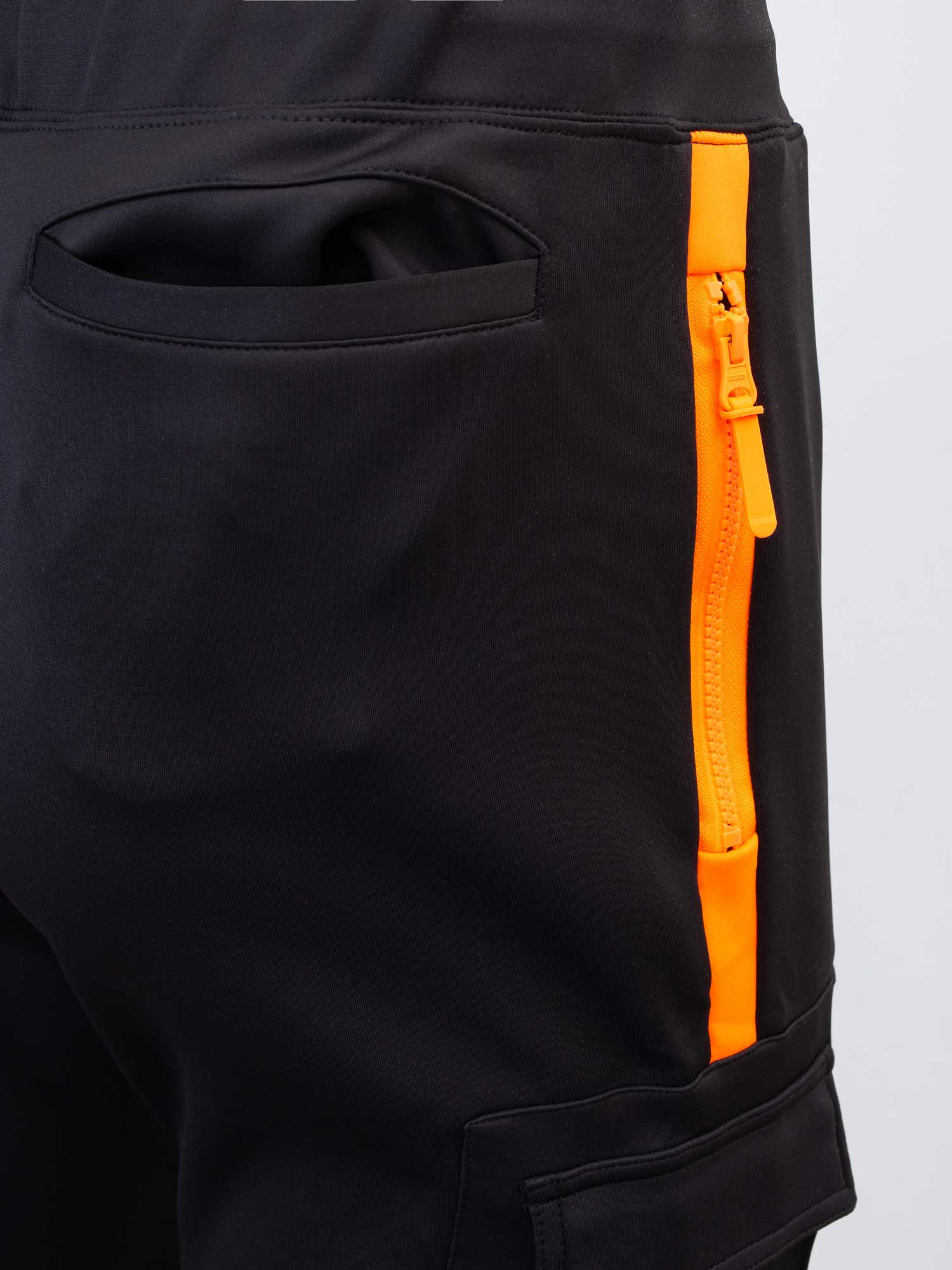 GUESS Спортно долнище DALACH CUFFED PANT