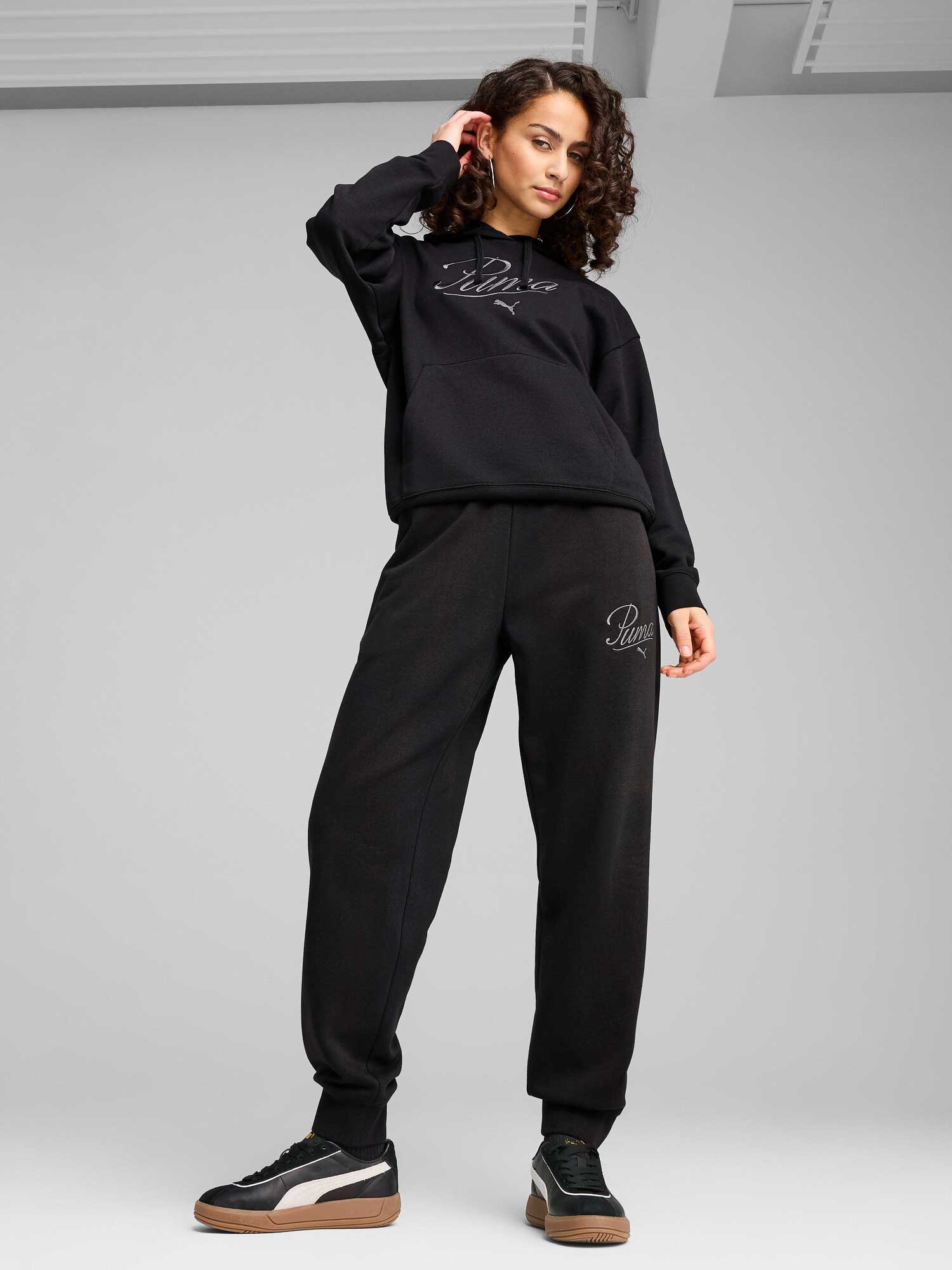 PUMA Спортно долнище ESS SCRIPT Sweatpants TR cl