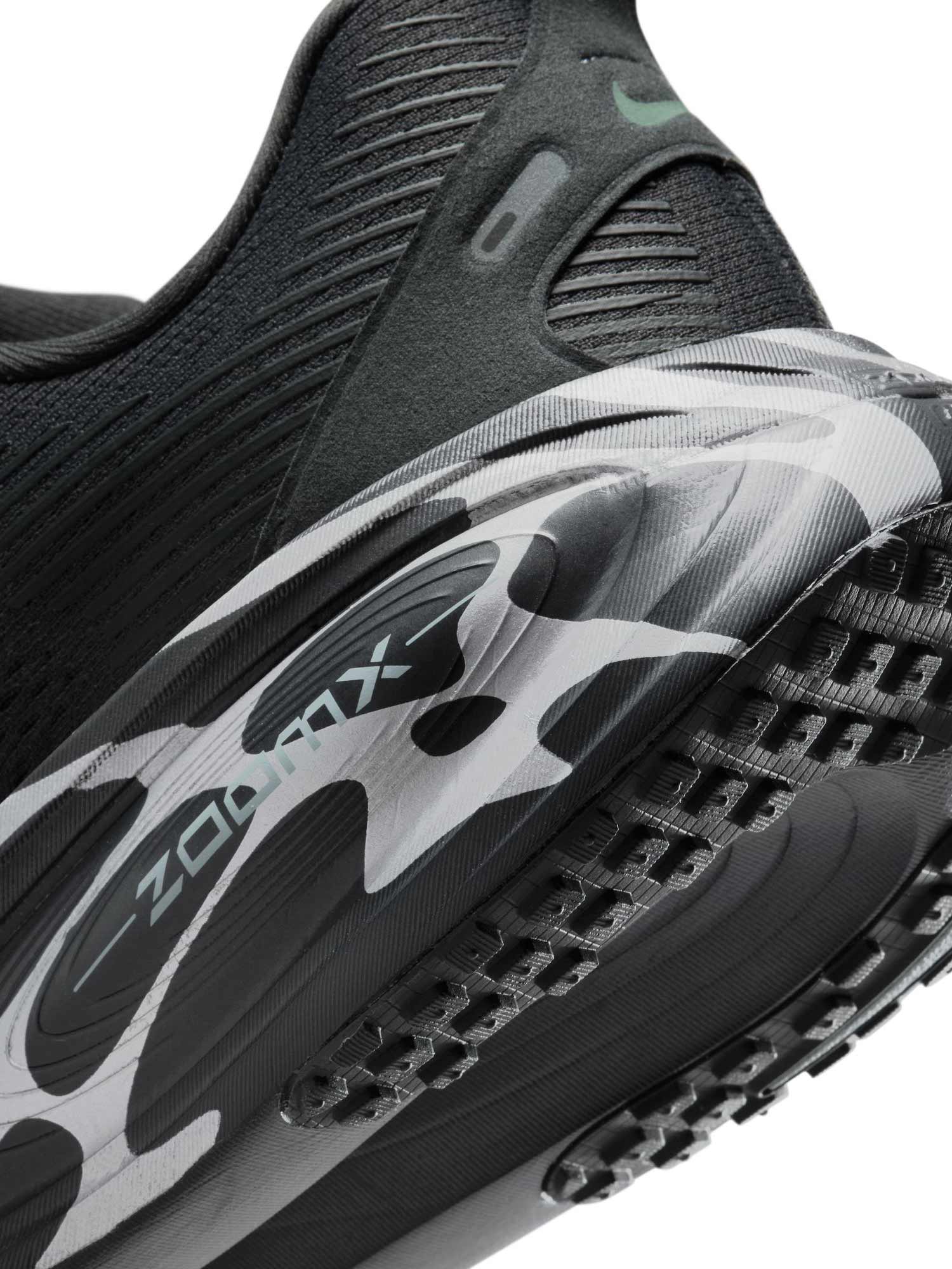 NIKE Обувки VOMERO 18