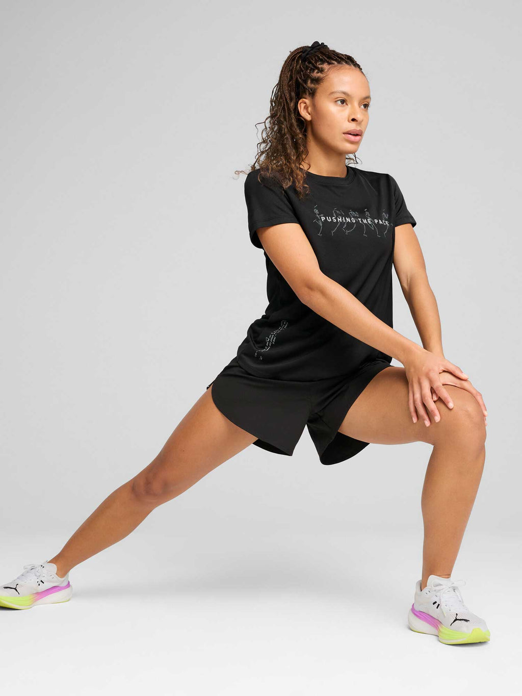 PUMA Тениска GRAPHICS RUNNING SLOGAN TEE W