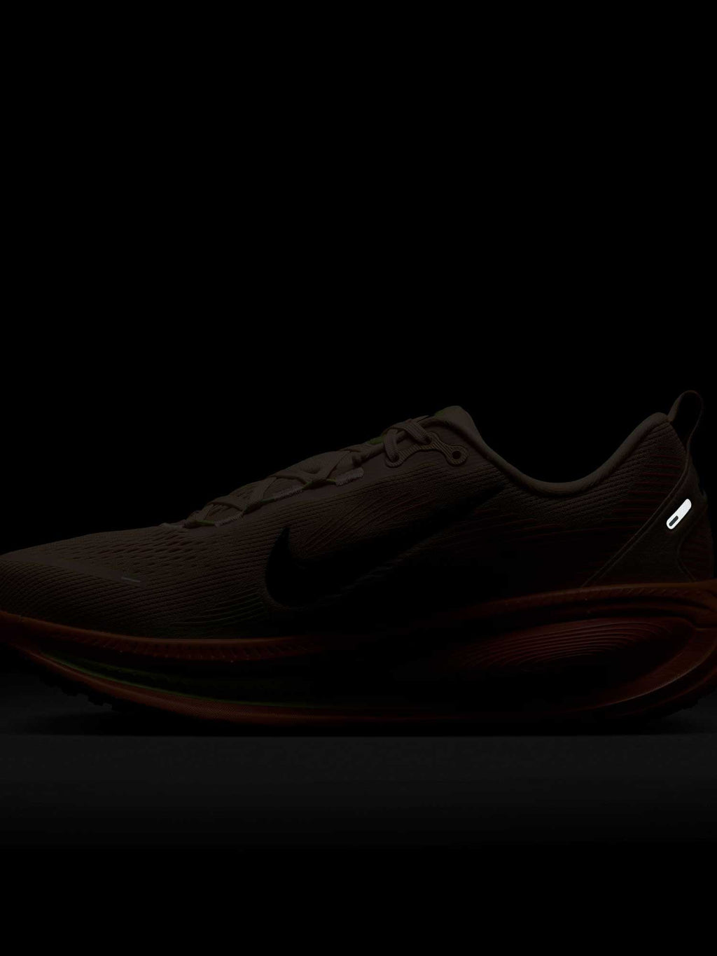 NIKE Обувки VOMERO 18