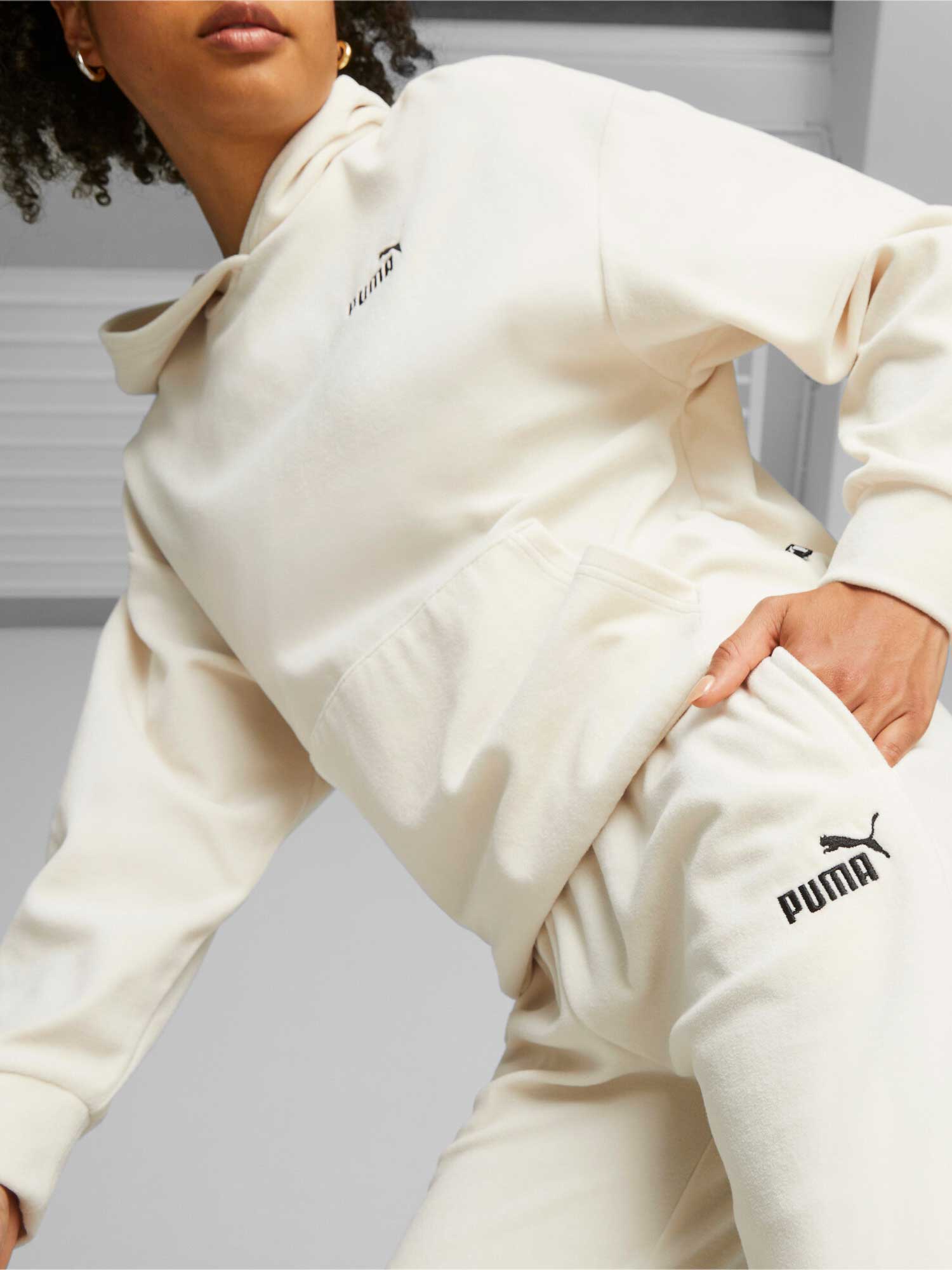 PUMA Спортно долнище ESS ELEVATED Velour Straight Pants