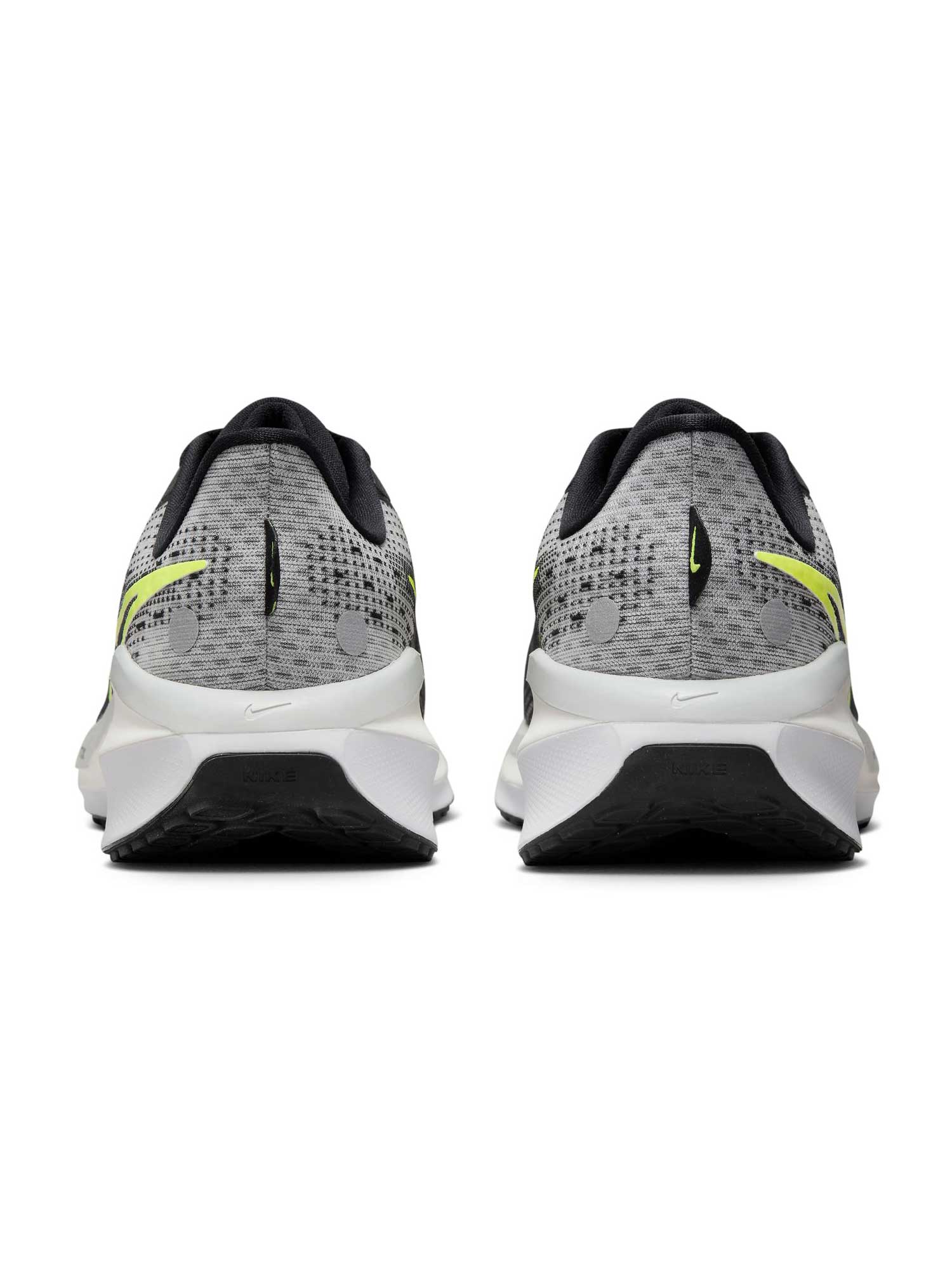 NIKE Обувки VOMERO 17