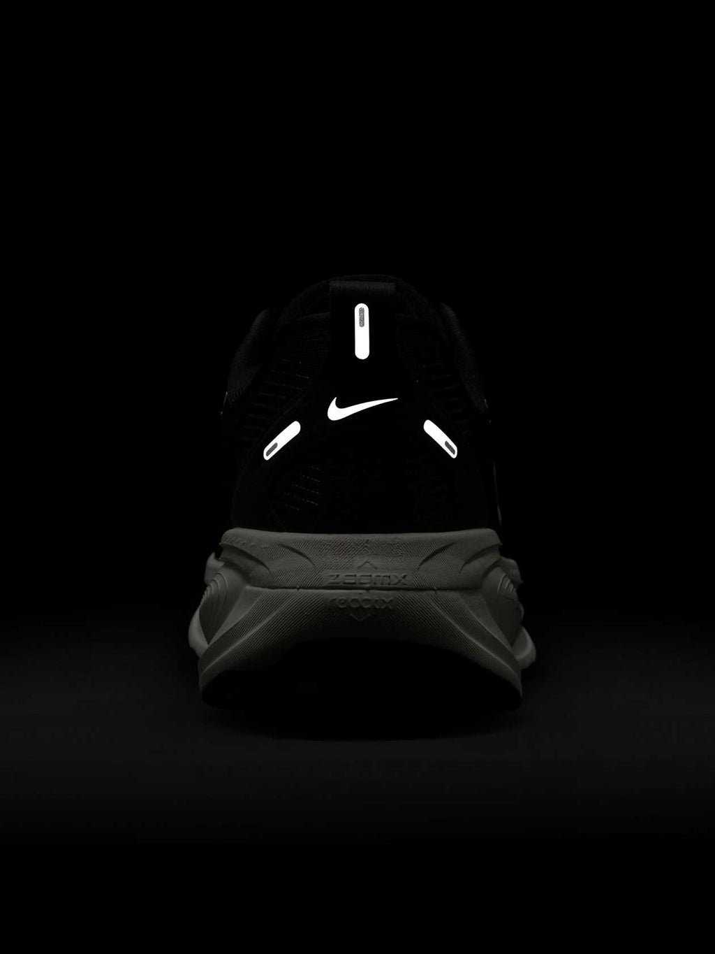 NIKE Обувки W VOMERO 18
