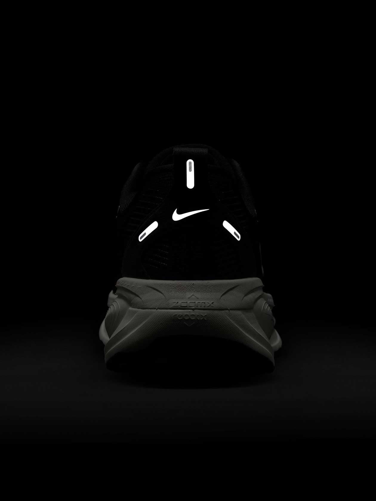 NIKE Обувки W VOMERO 18