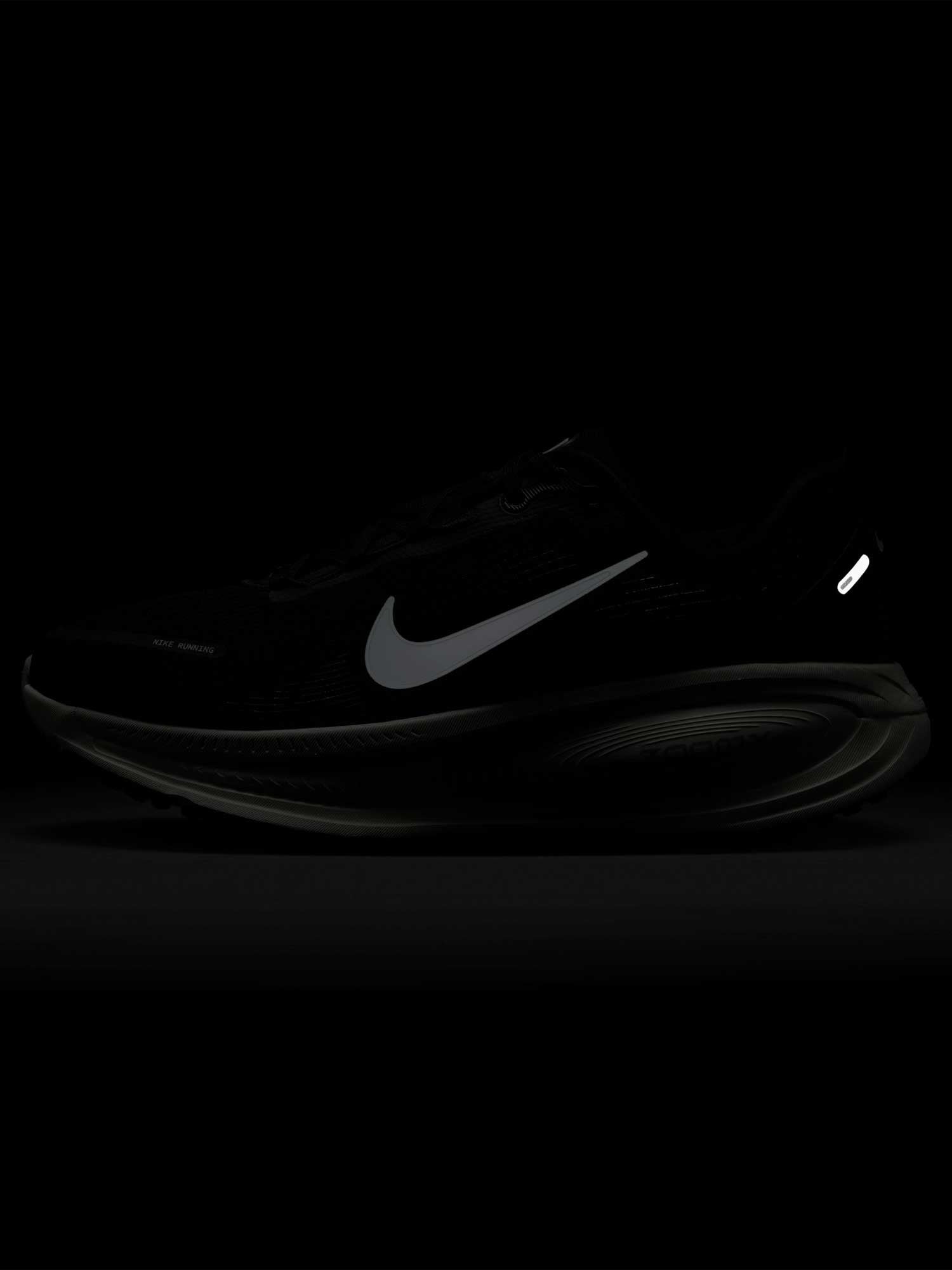 NIKE Обувки W VOMERO 18