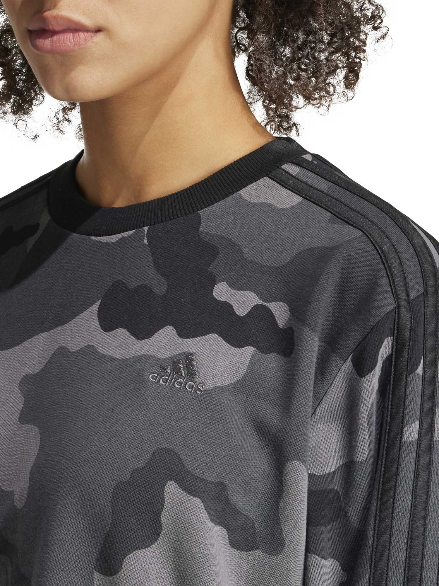 ADIDAS SPORTSWEAR Блуза Essentials 3-Stripes Camo-Print Cropped