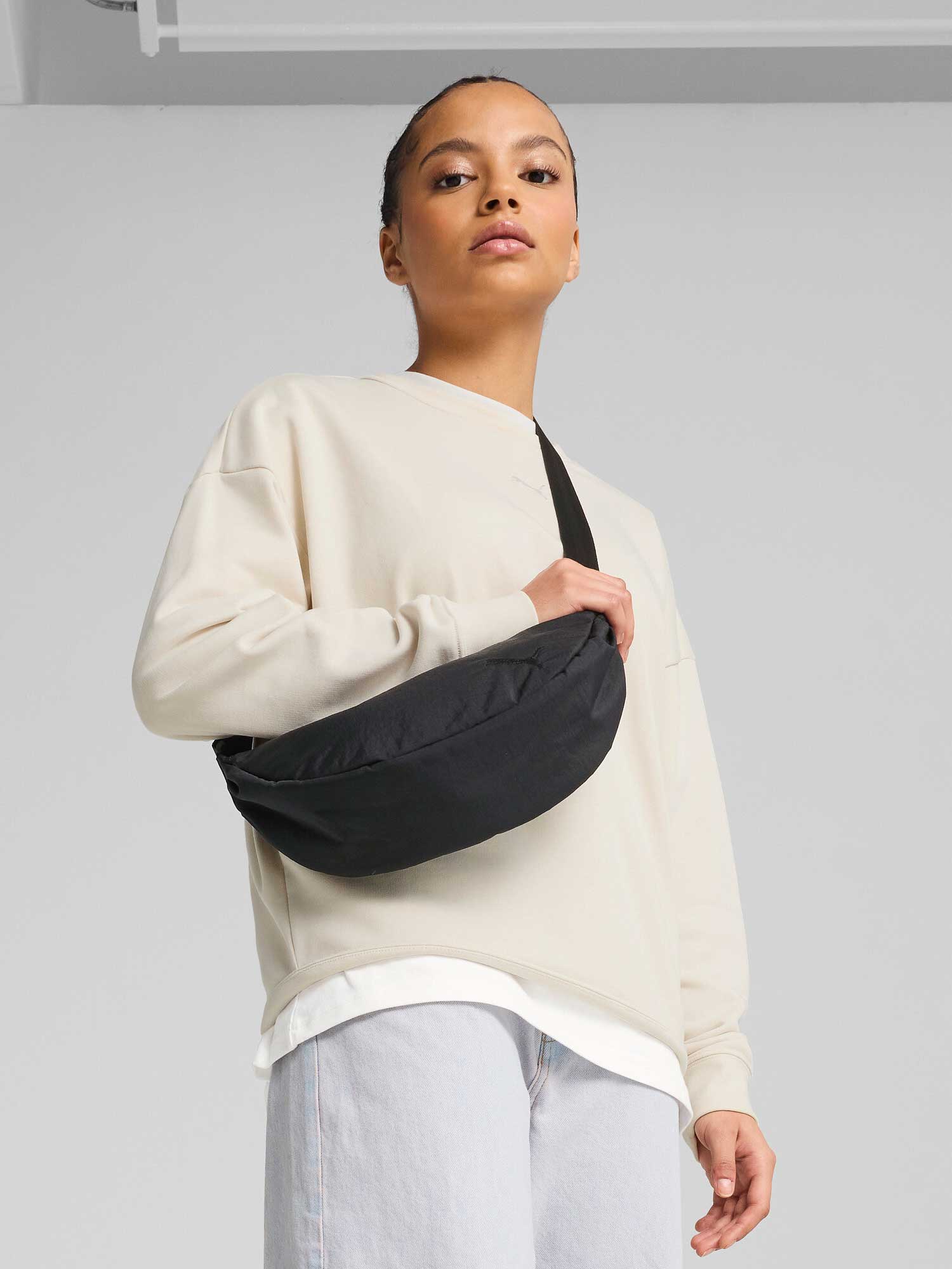 PUMA Чанта HER Half Moon Bag