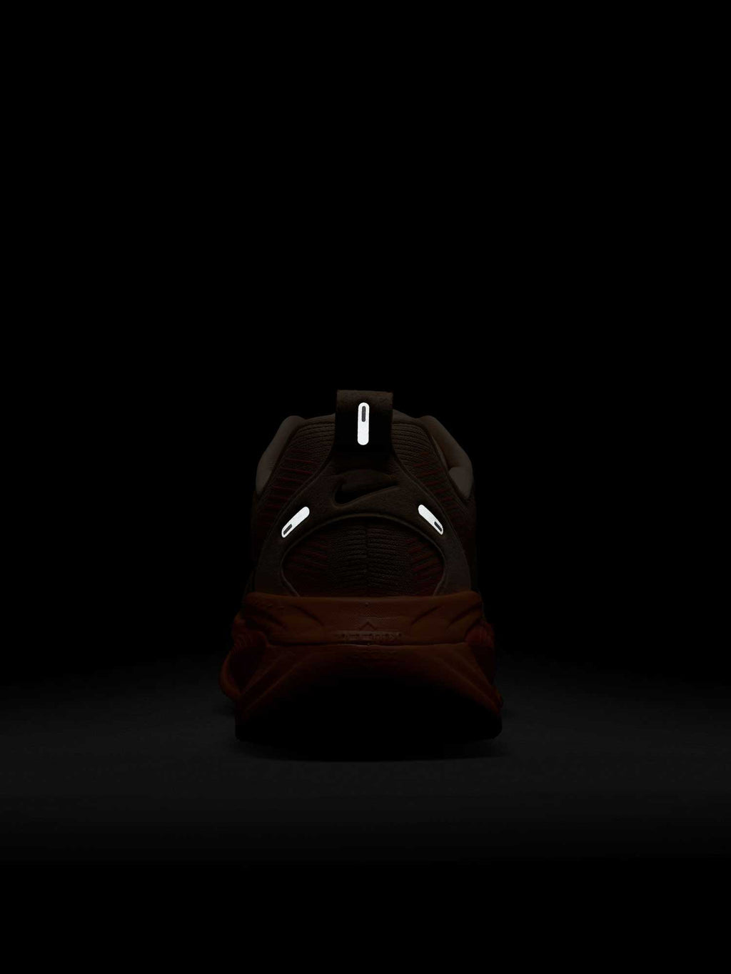 NIKE Обувки VOMERO 18