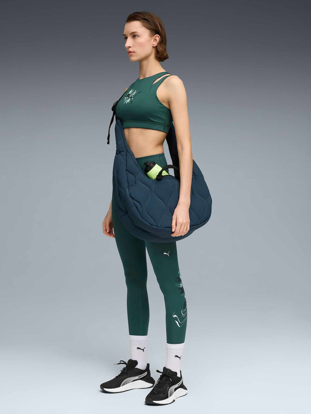 PUMA Спортен сутиен GREEN TERRAINS GRAPHIC BRA - MID