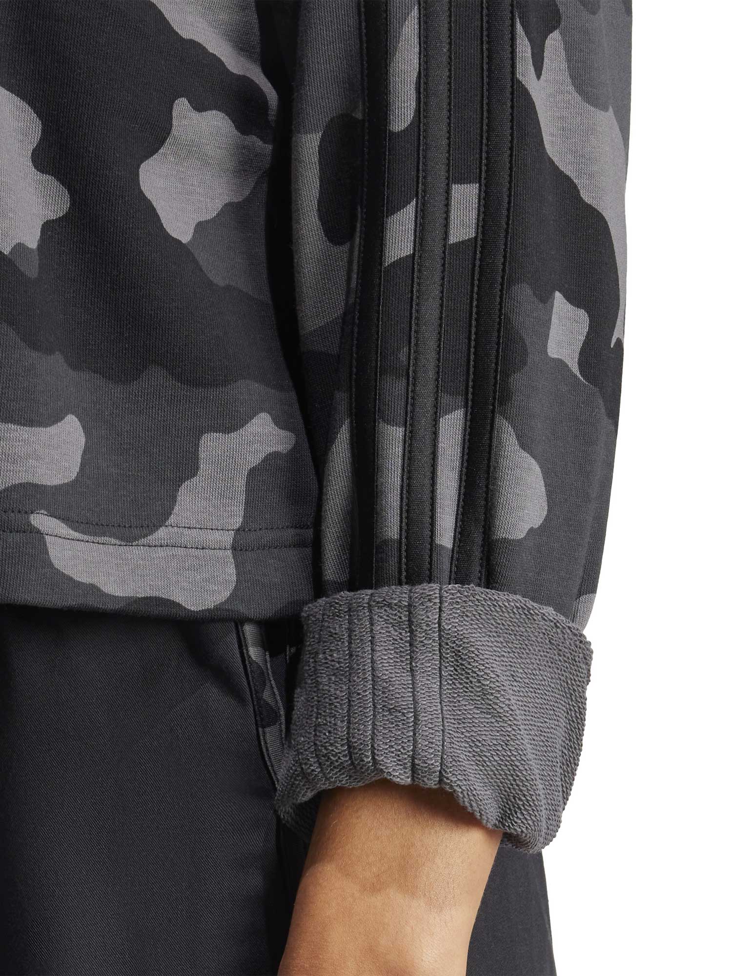 ADIDAS SPORTSWEAR Блуза Essentials 3-Stripes Camo-Print Cropped