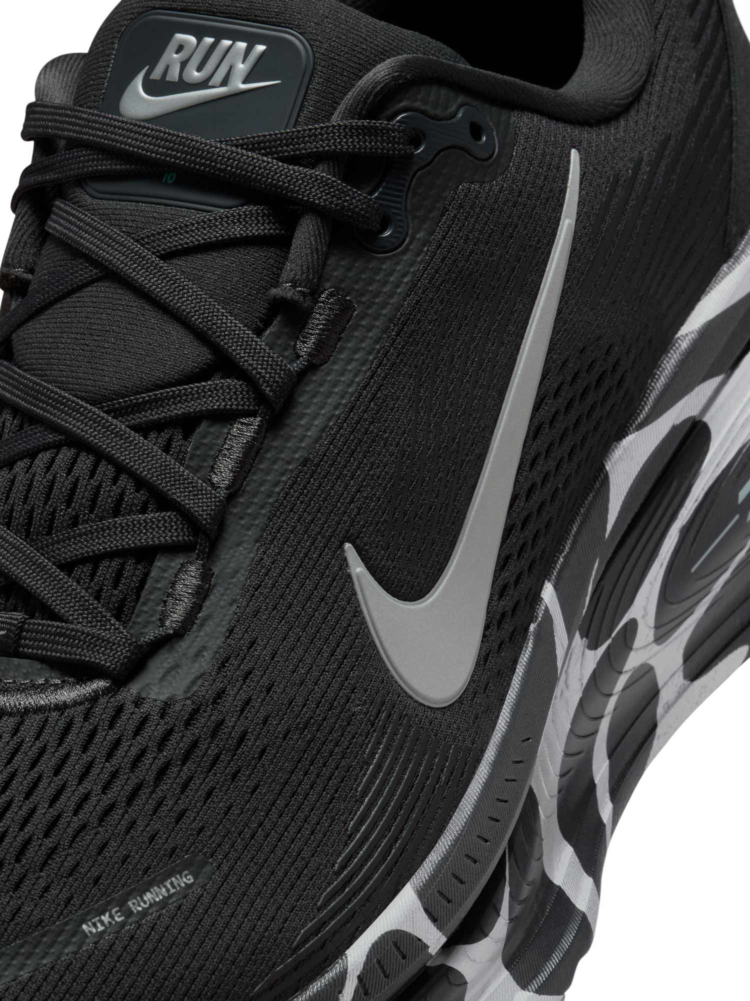 NIKE Обувки VOMERO 18