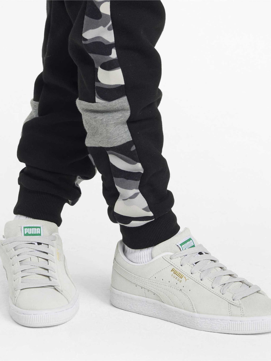 PUMA Спортно долнище ESS+ Camo TR cl B