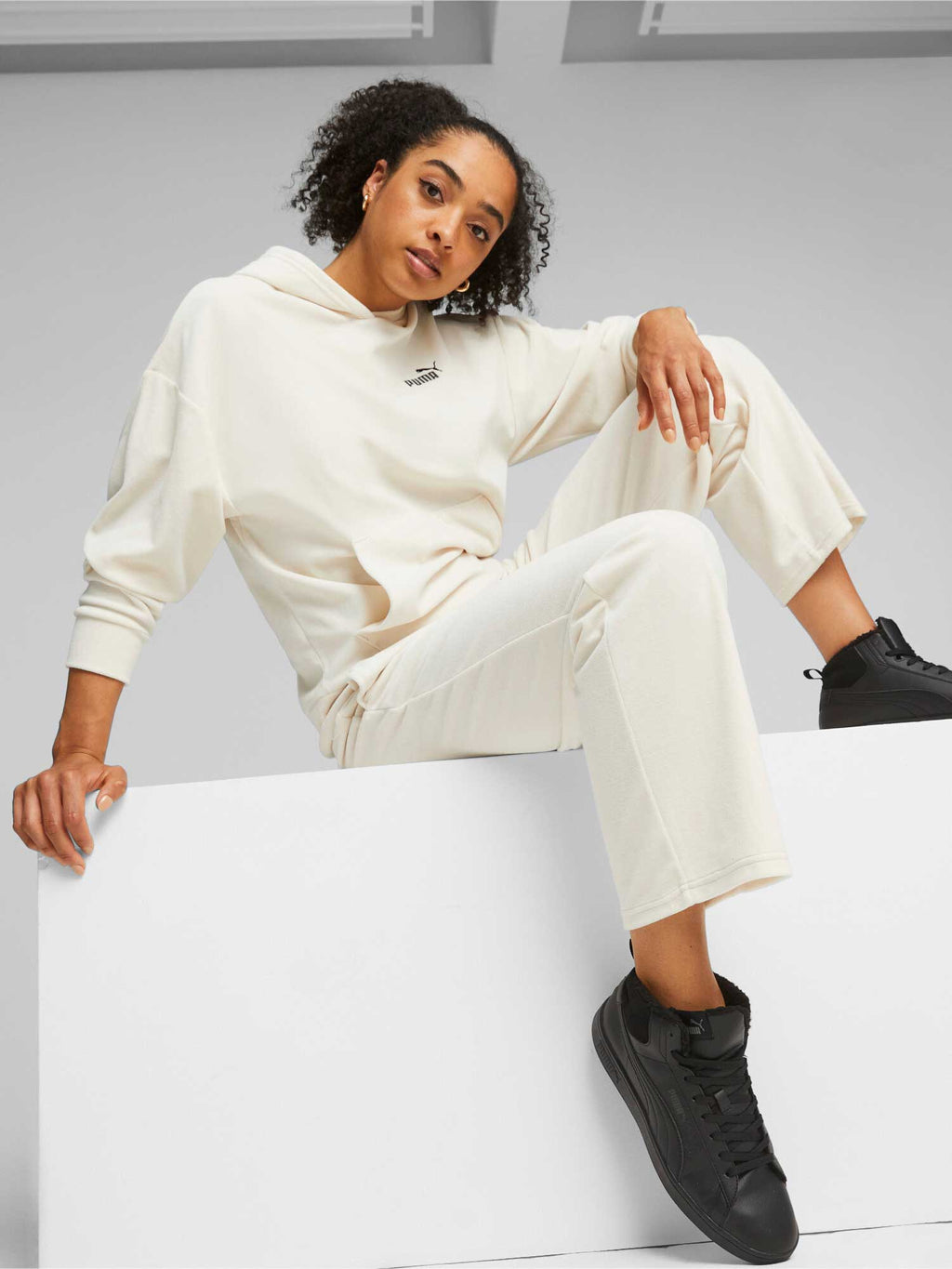 PUMA Спортно долнище ESS ELEVATED Velour Straight Pants