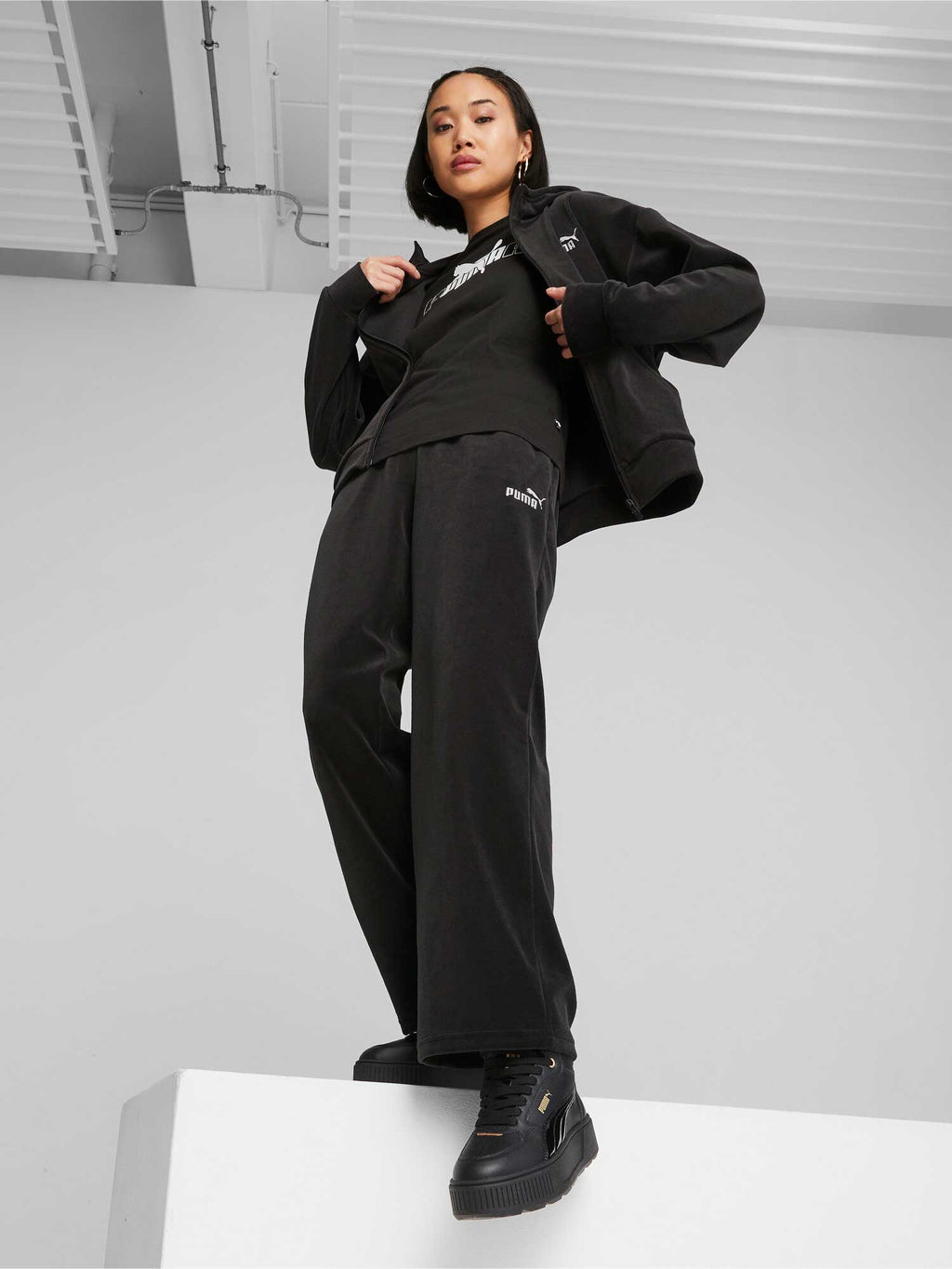 PUMA Спортно долнище ESS ELEVATED Velour Straight Pants