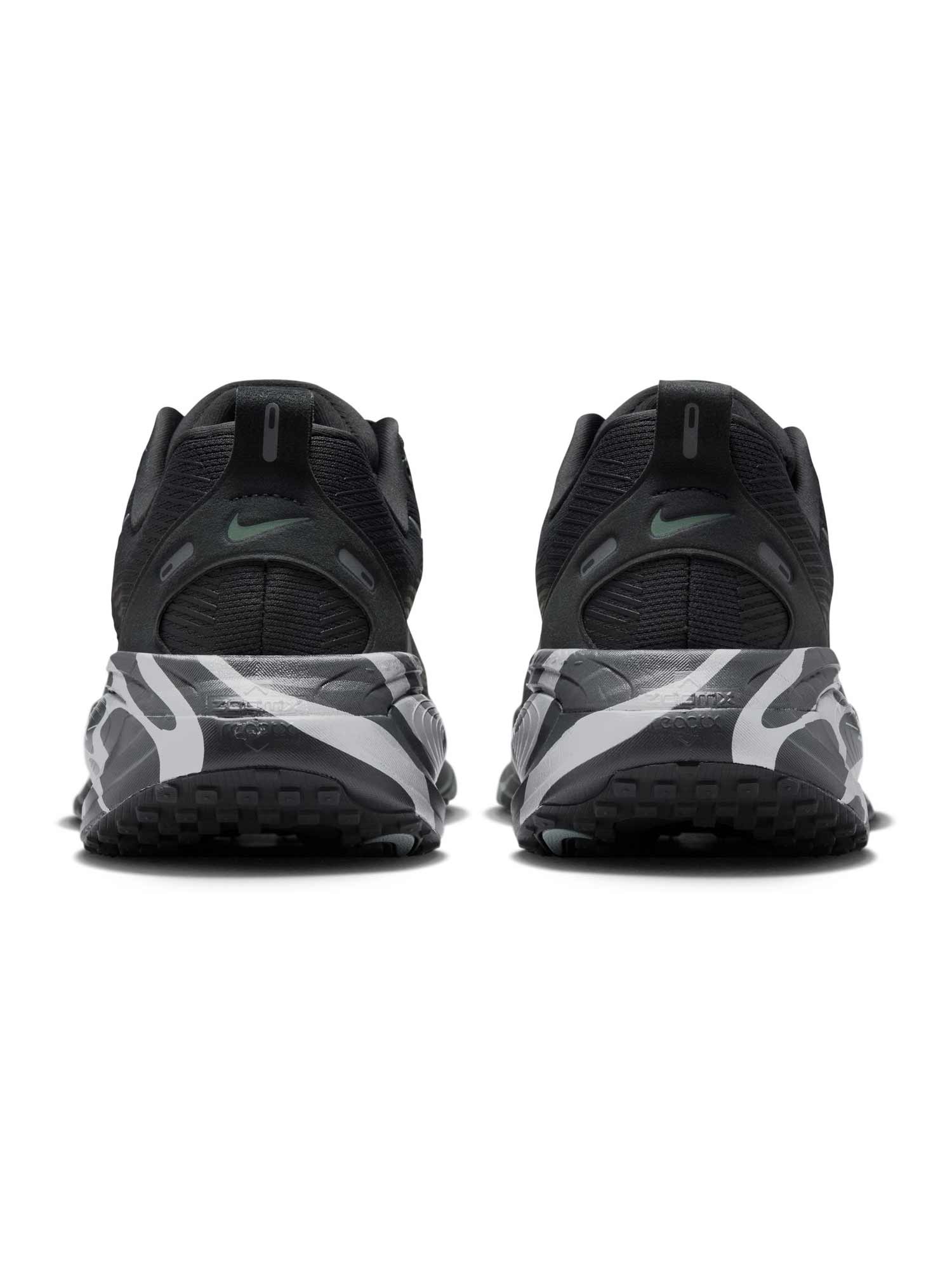 NIKE Обувки VOMERO 18