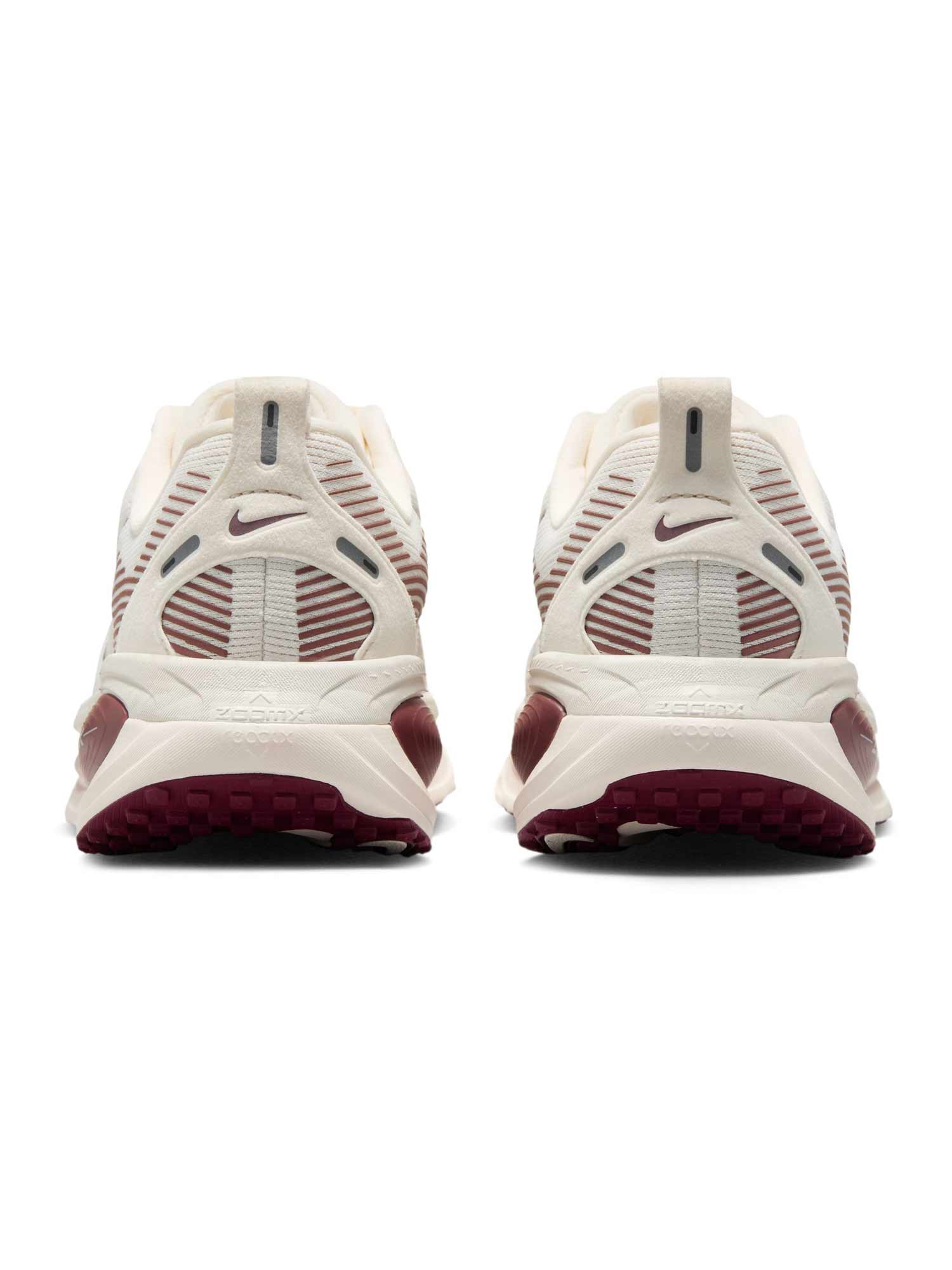 NIKE Обувки W VOMERO 18