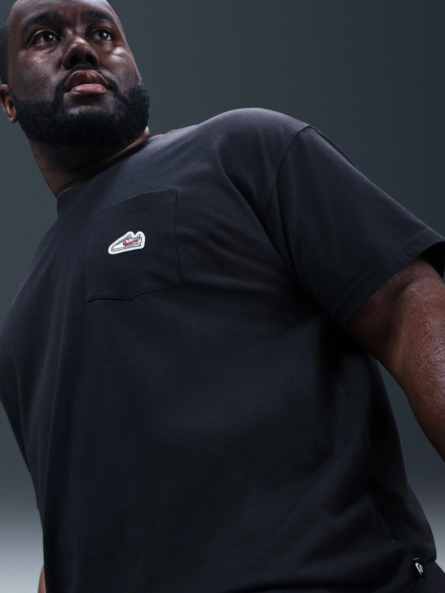 NIKE Тениска U NSW TEE M90 SNKR PTCH PKT 2