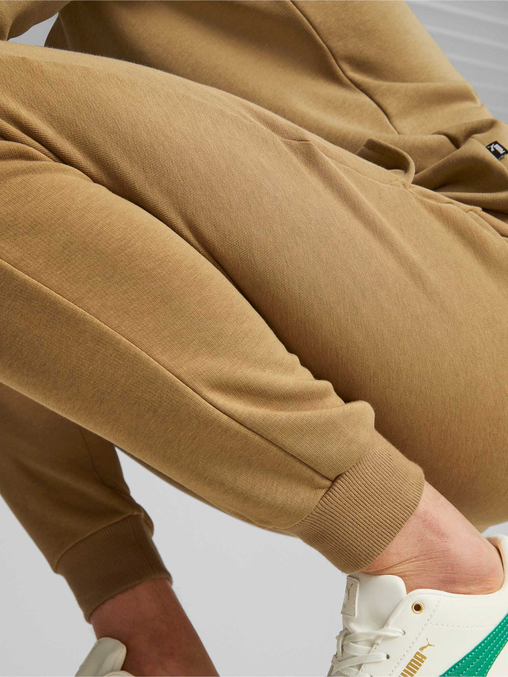 PUMA Спортно долнище ESS ELEVATED Sweatpants TR cl