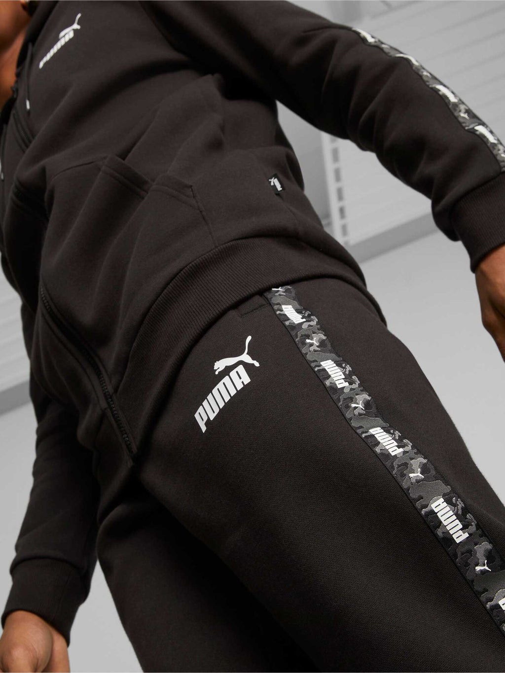 PUMA Спортно долнище ESS TAPE CAMO