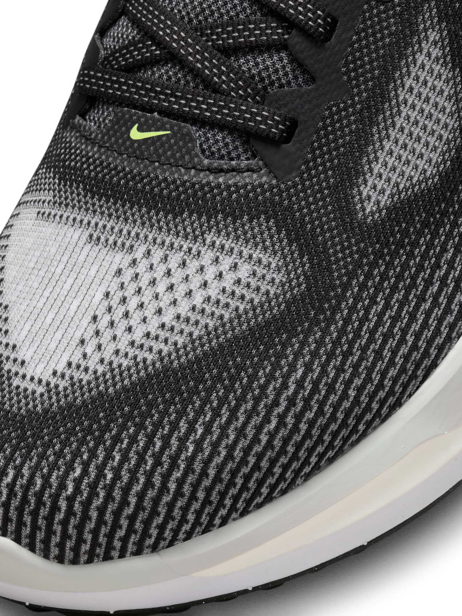 NIKE Обувки VOMERO 17