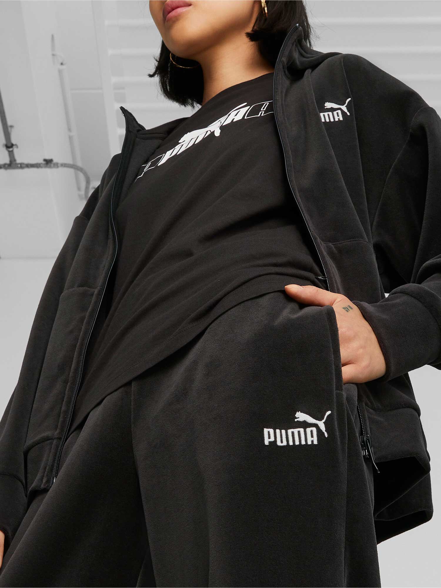 PUMA Спортно долнище ESS ELEVATED Velour Straight Pants