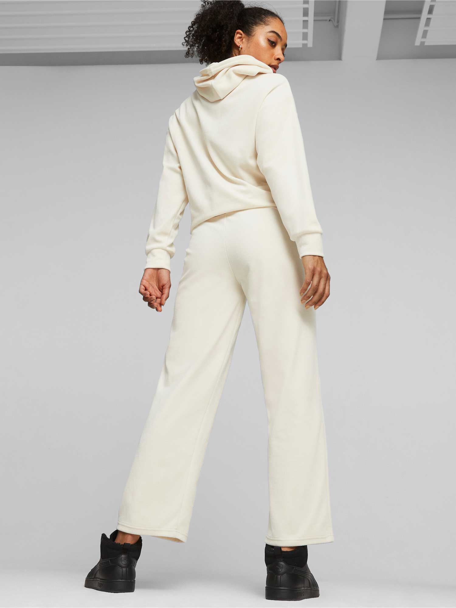 PUMA Спортно долнище ESS ELEVATED Velour Straight Pants