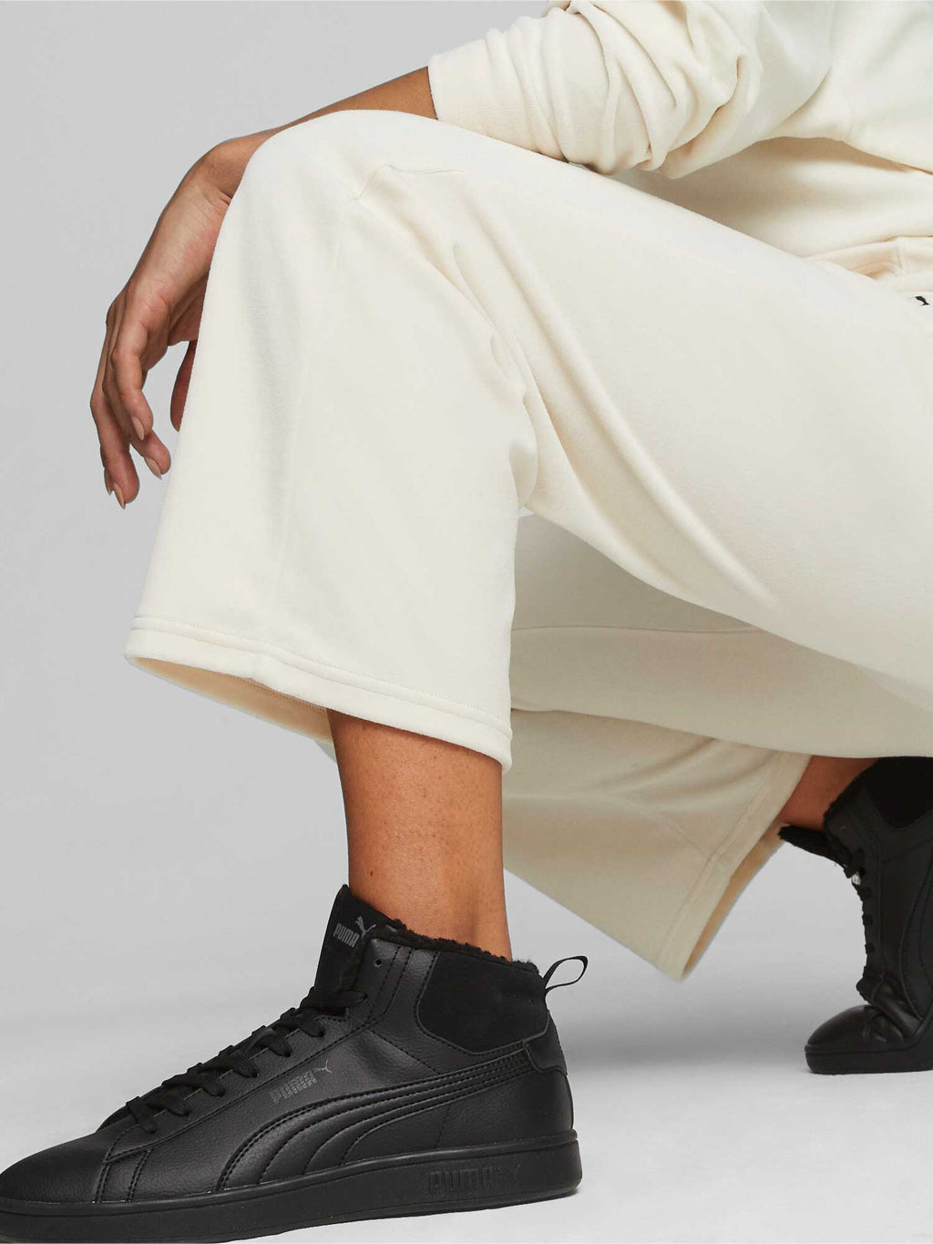 PUMA Спортно долнище ESS ELEVATED Velour Straight Pants