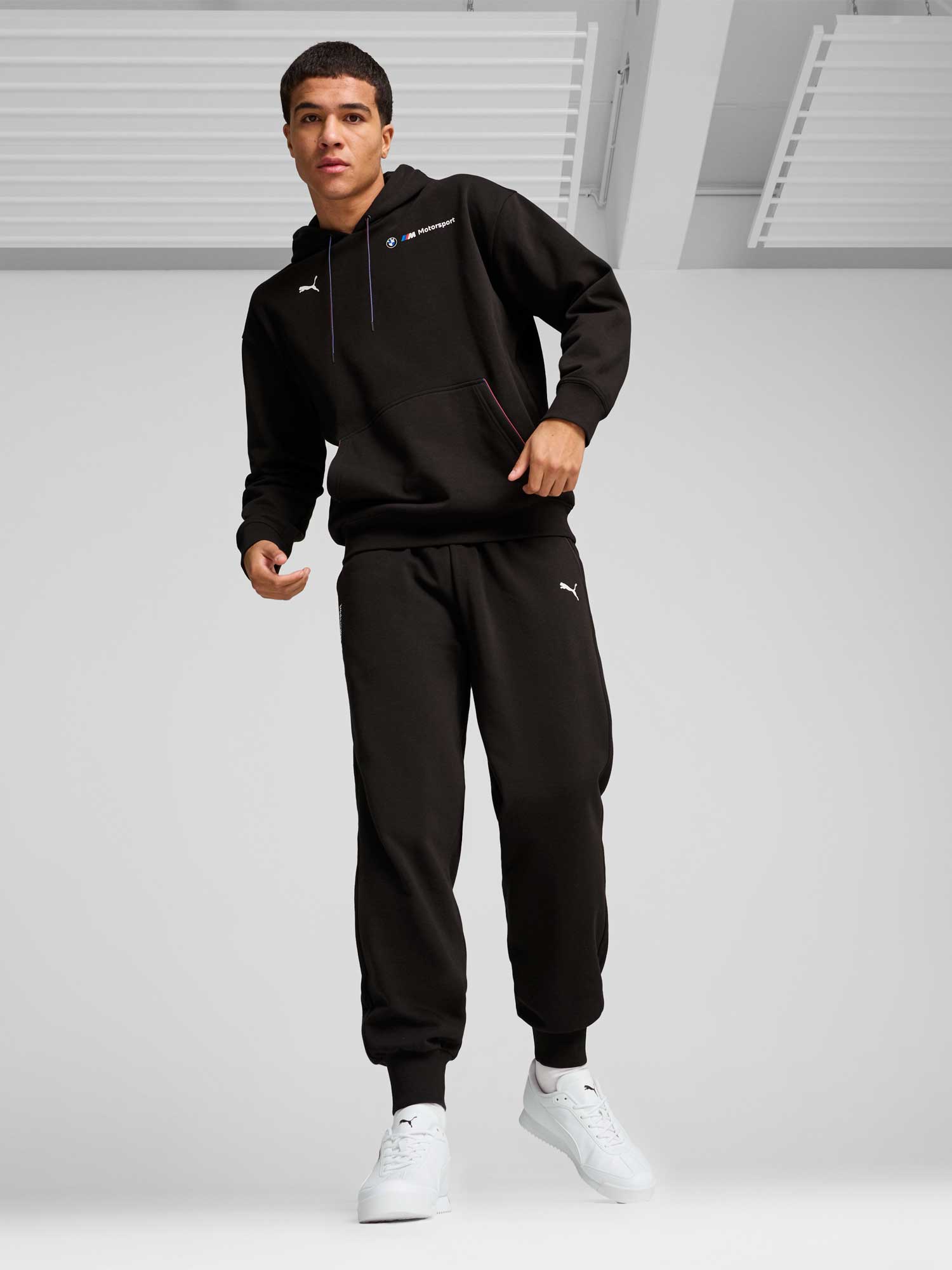 PUMA Спортно долнище BMW MMS ESS+ PANTS FLEECE