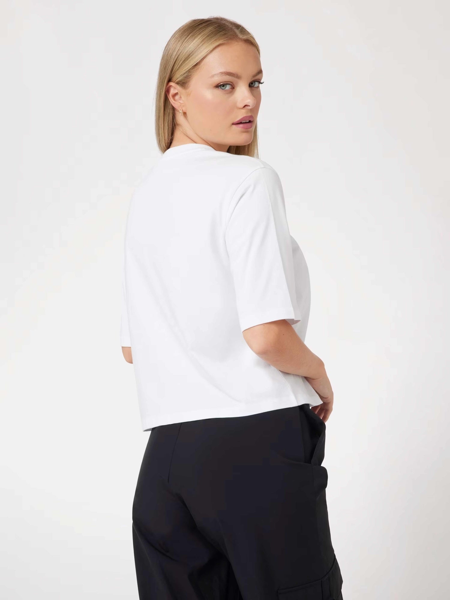 GUESS Тениска AURELIE BOXY TEE